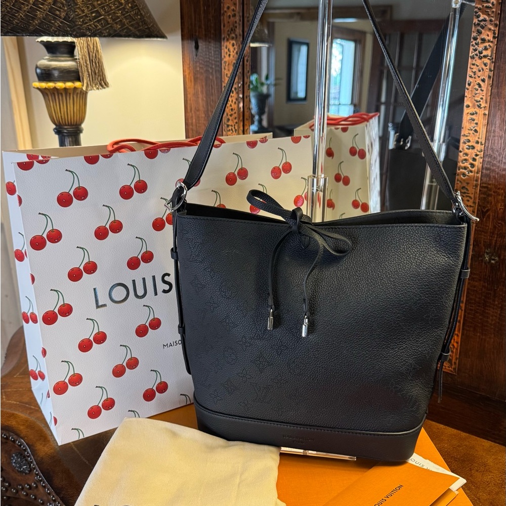 2025 Louis Vuitton Flore NM Mahina Noir shoulder bag EUC